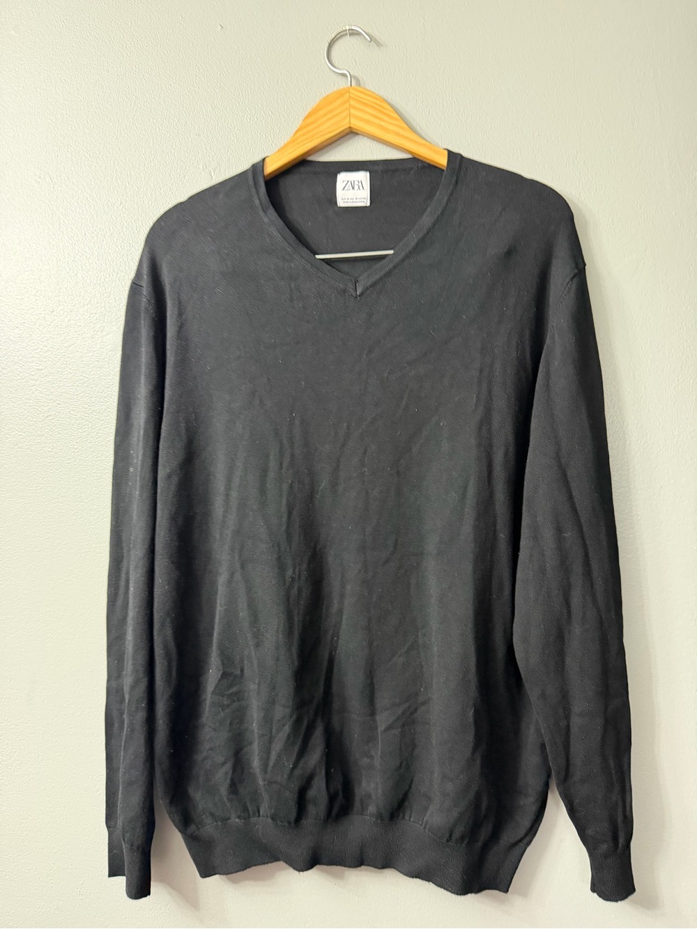 Zara Men's Black V-Neck Sweater medium